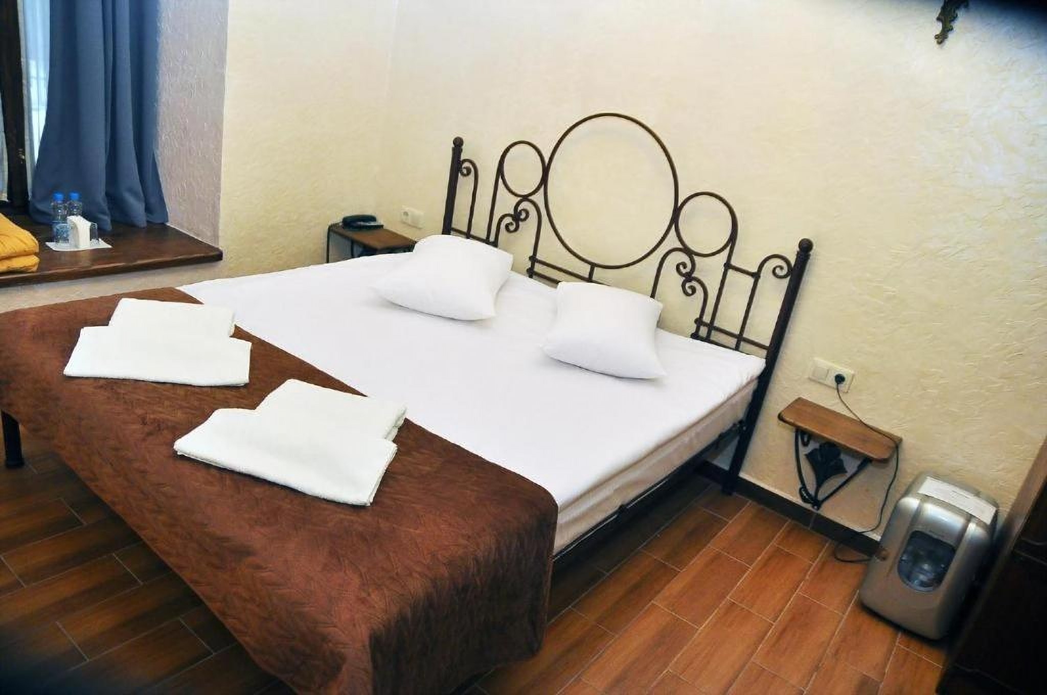 Łóżko w pokoju w hotelu Stary Kraków we Lwowie Ukraina