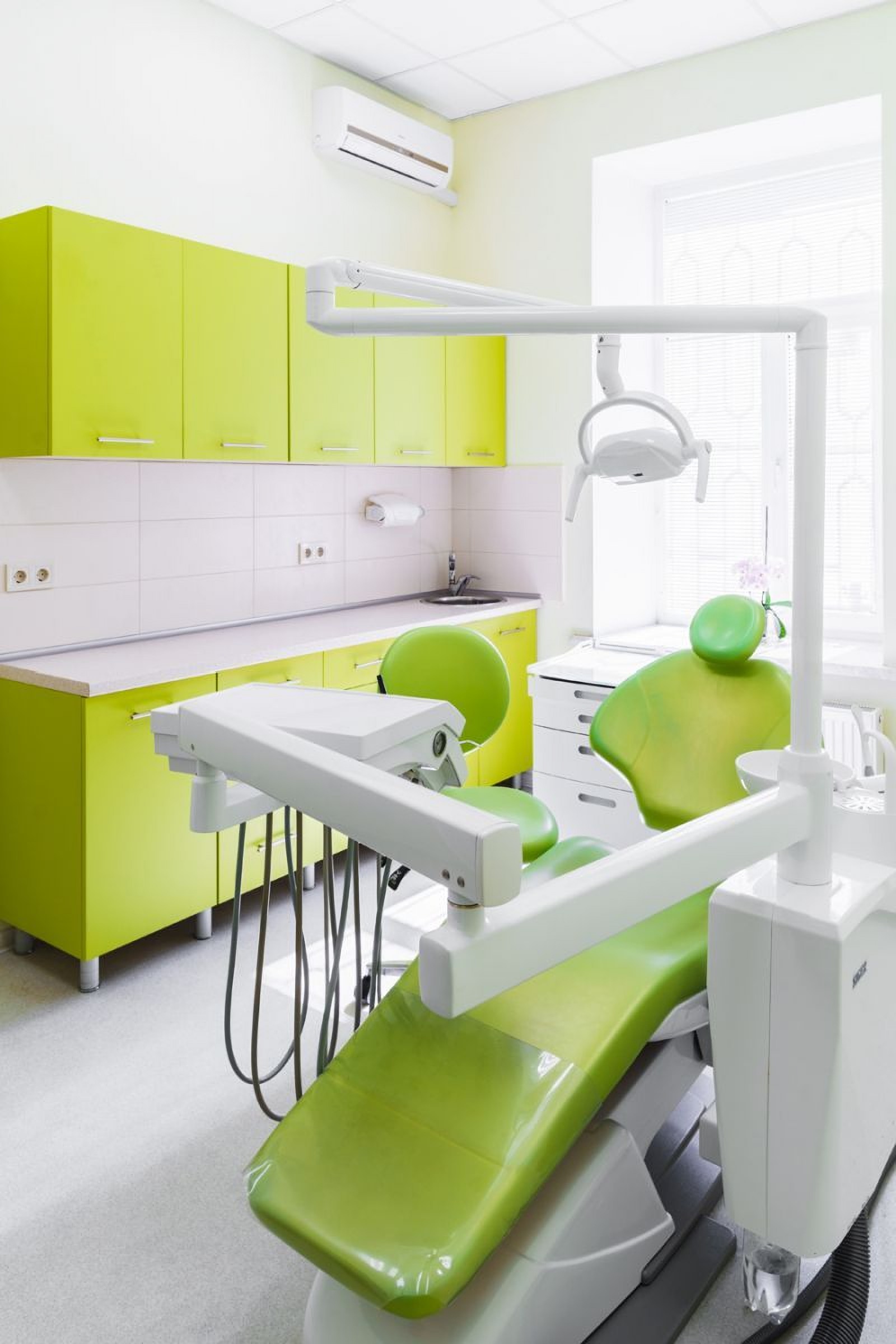 Zielony fotel dentystyczny w klinice TrioDent Odessa Ukraina