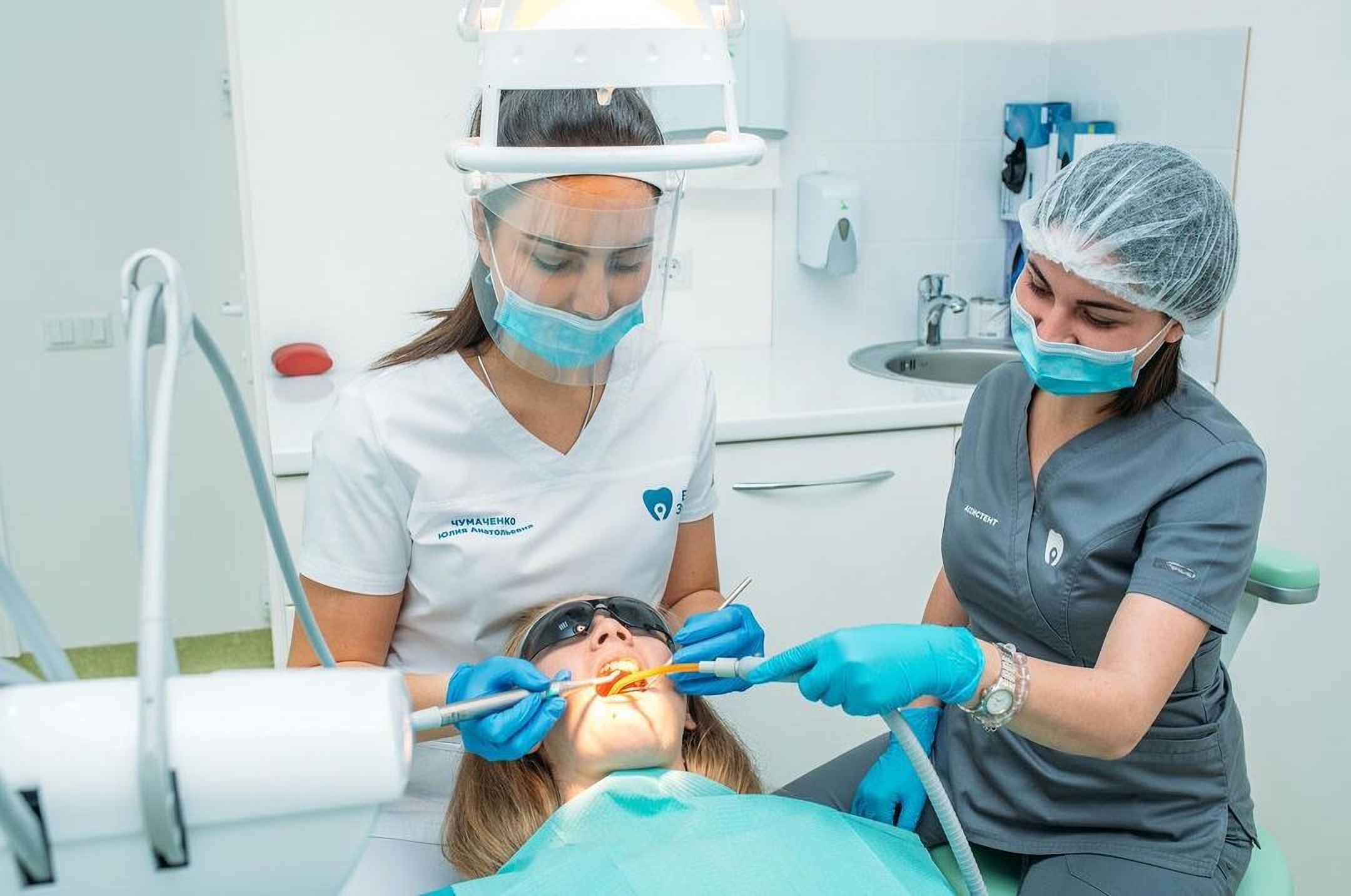 Czyszczenie zębów w klinice stomatologicznej Your Dentist w Odessie Ukraina