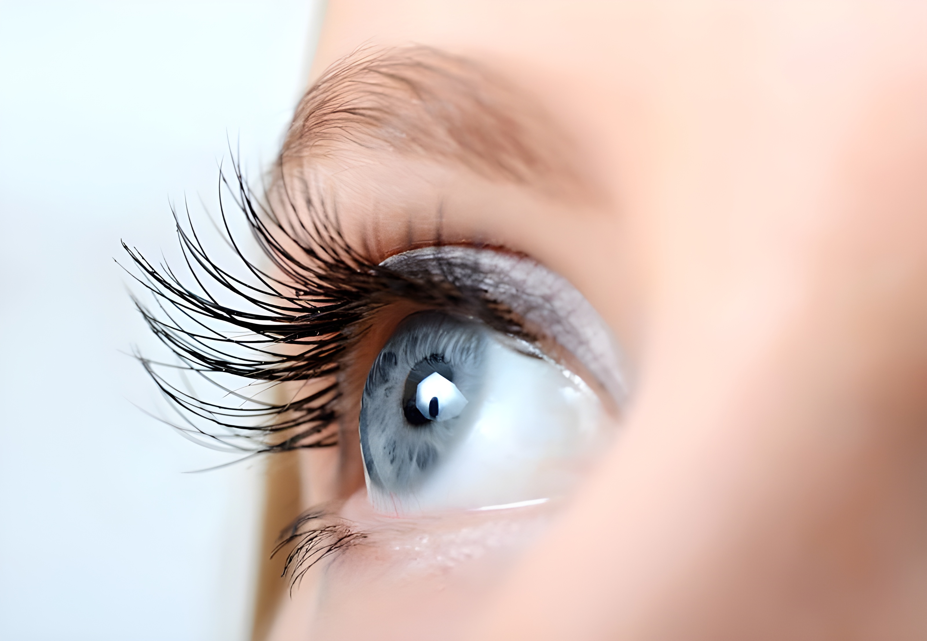 prawe kobiece oko po operacji lasik