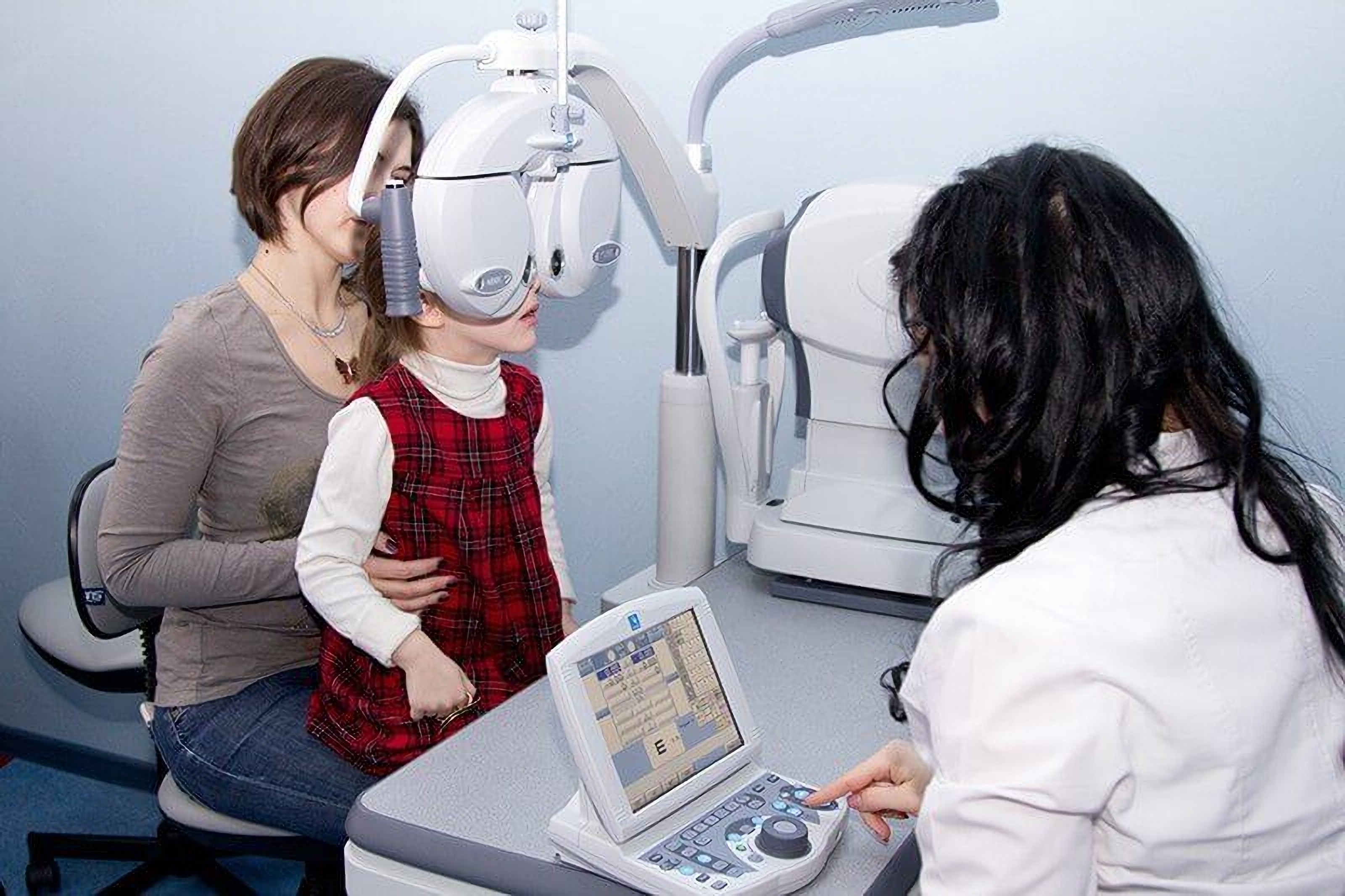 Dziewczynka z matką na badaniu wzroku u oftalmologa Excimer w Odessie