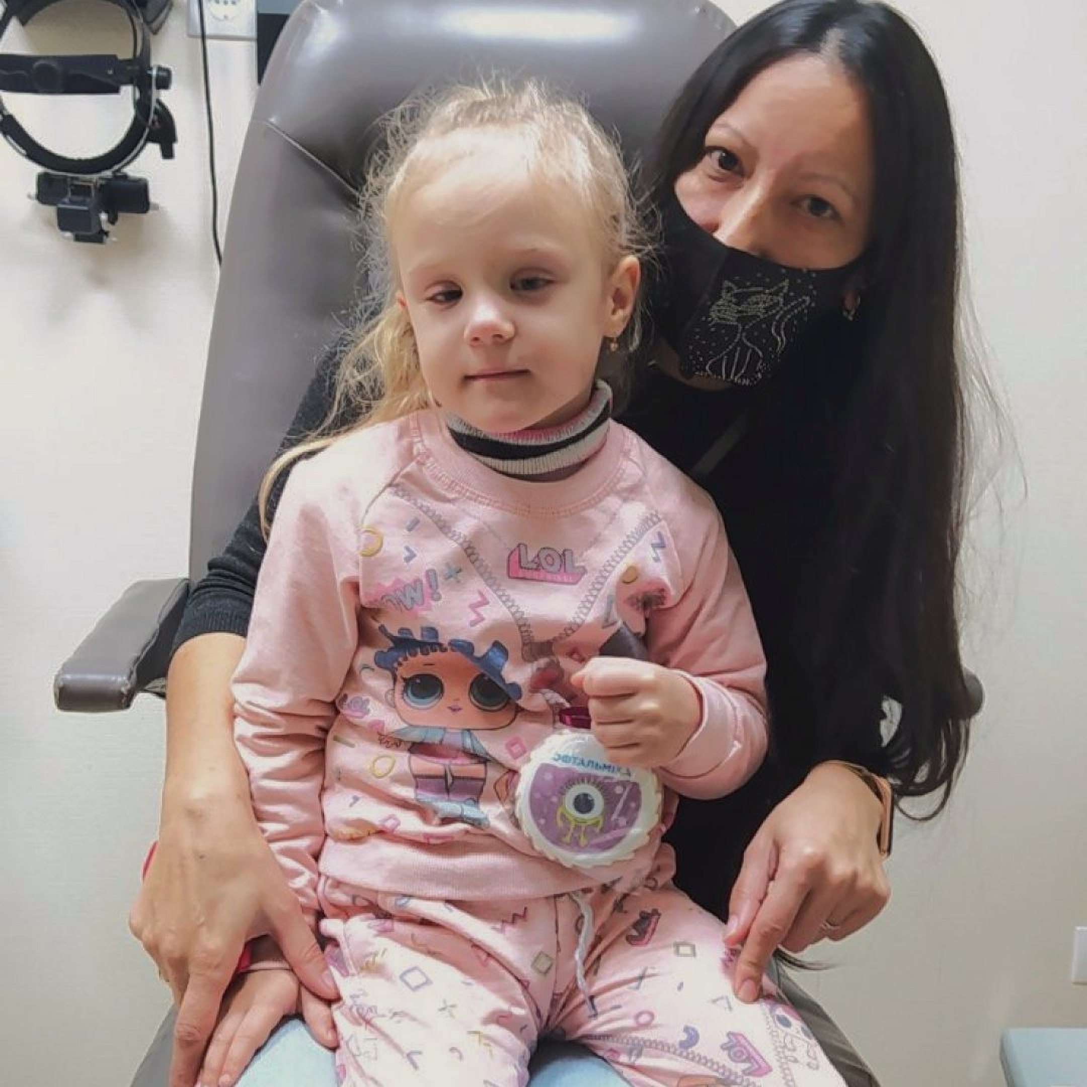 Matka i córka w klinice okulistycznej Charków Ukraina