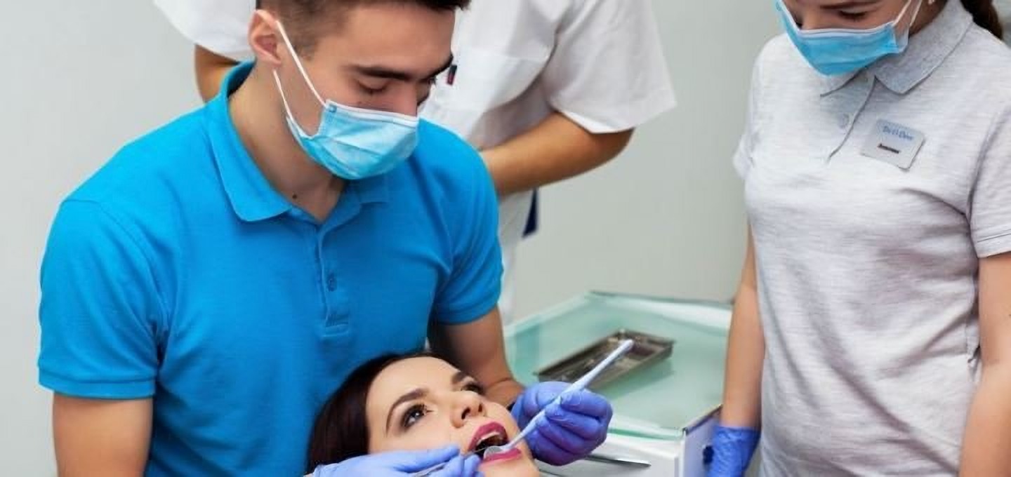 Praca stomatologa w klinice TrioDent Odessa