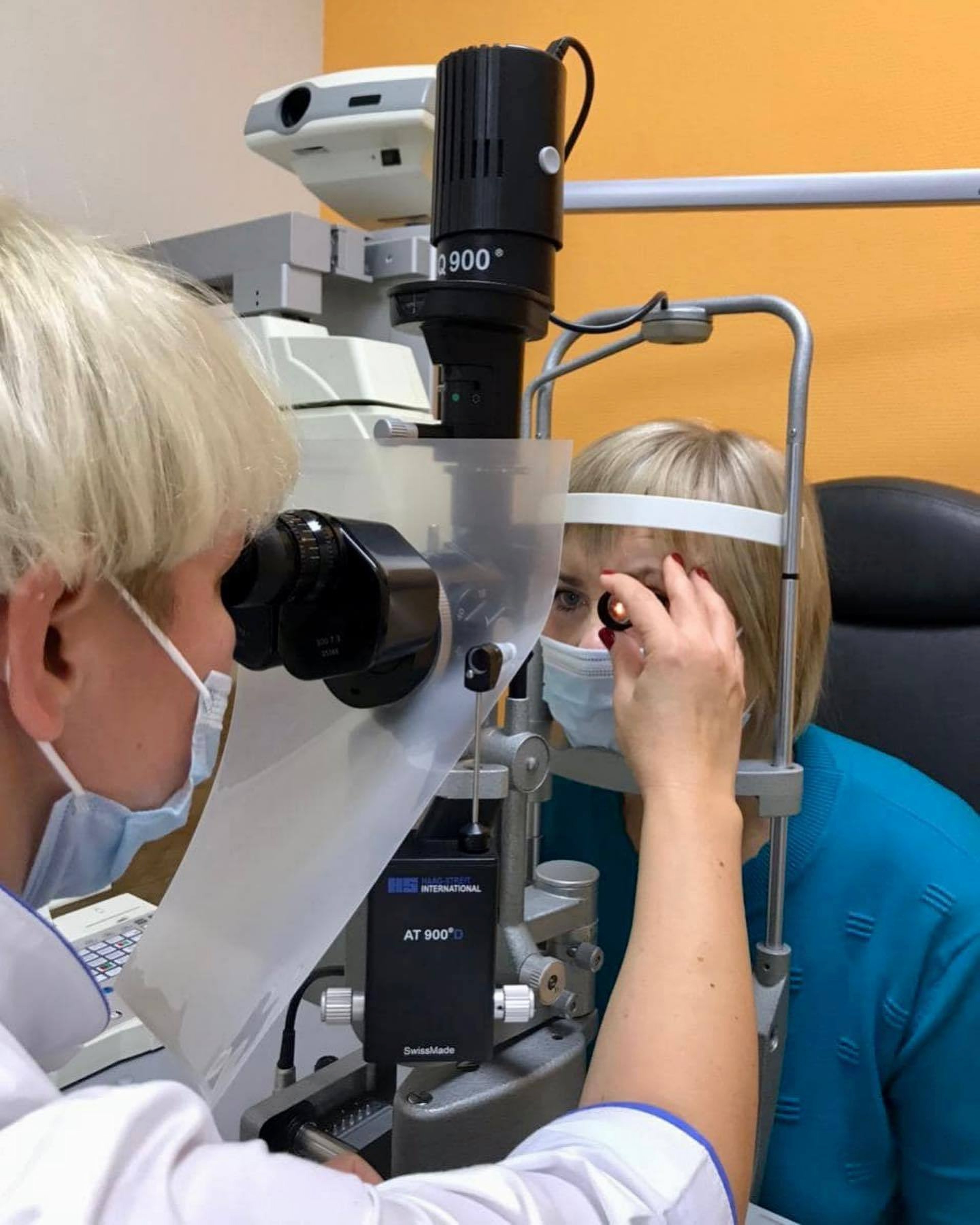Badanie wzroku dziecka w klinice oftalmicznej Charkowa Ukraina