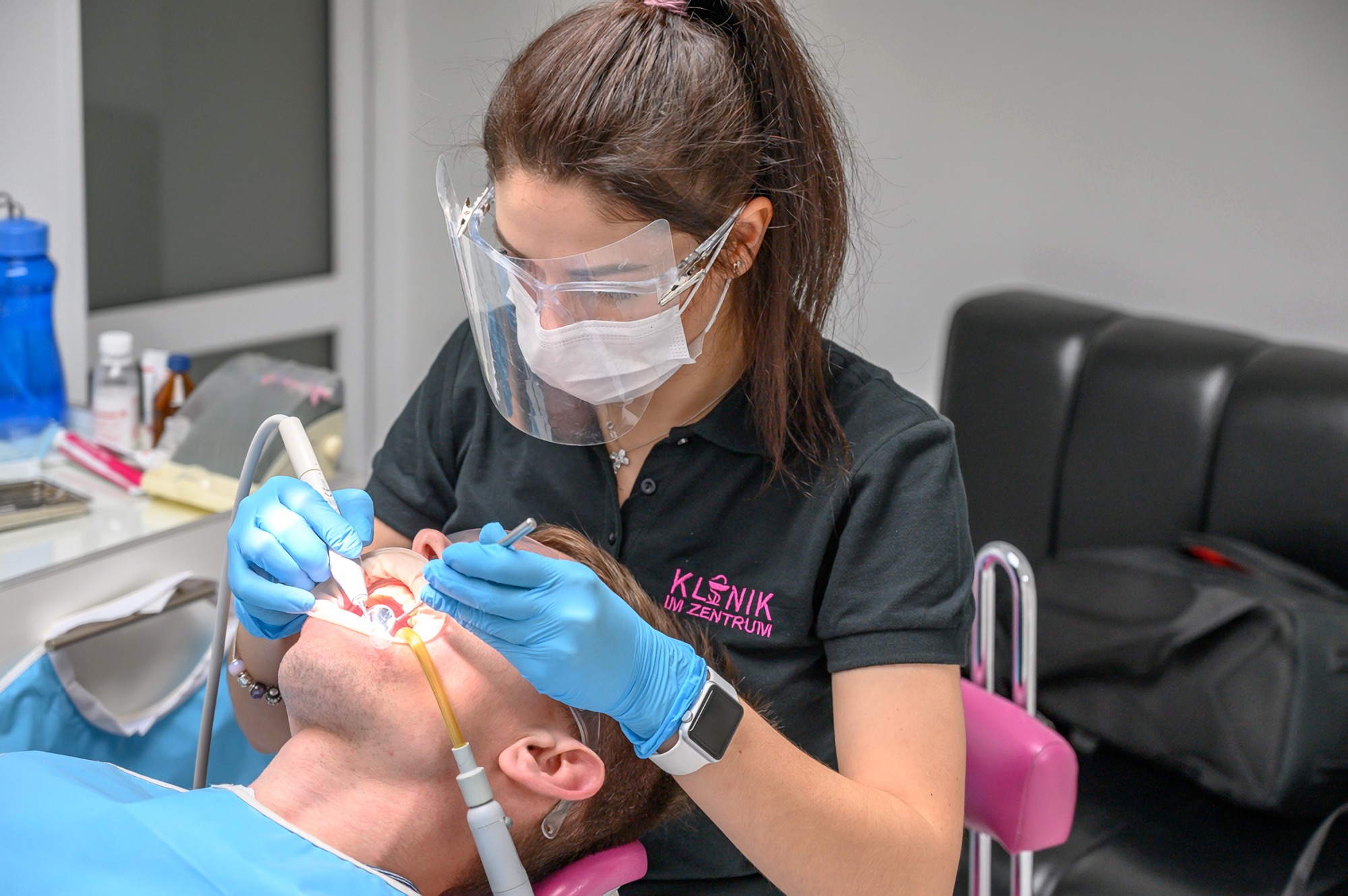 Higieniczne czyszczenie zębów w Klinik im Zentrum Dental Clinic w Odessie Ukraina
