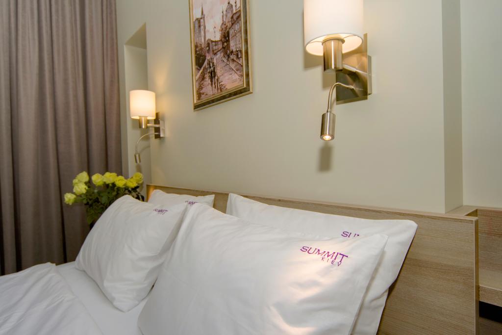 Łóżko w hotelu Summit Kiev