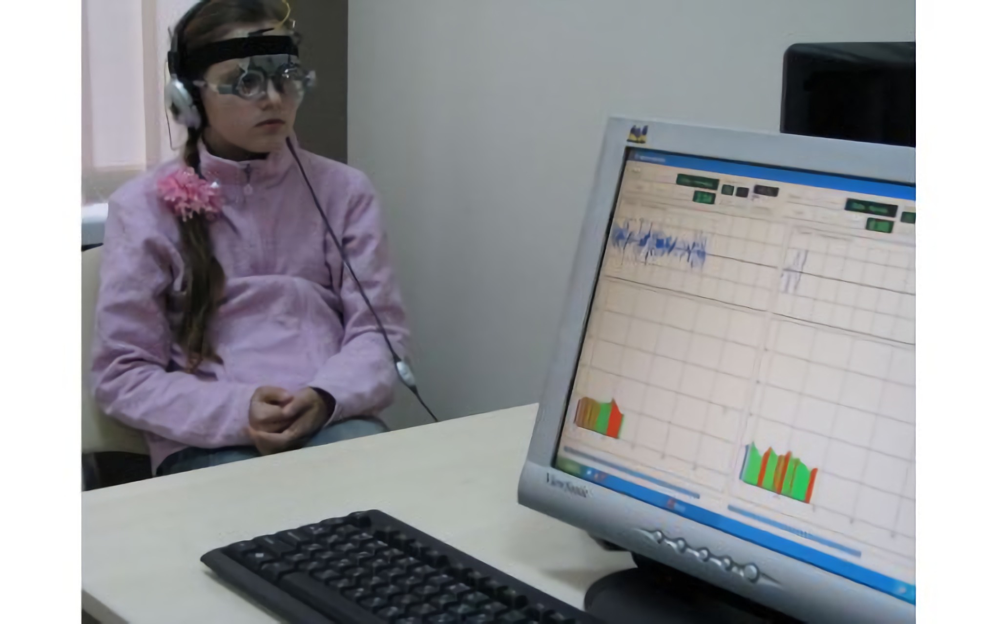 Dziewczynka badana przez okulistę w klinice Novy Zir w Charkowie