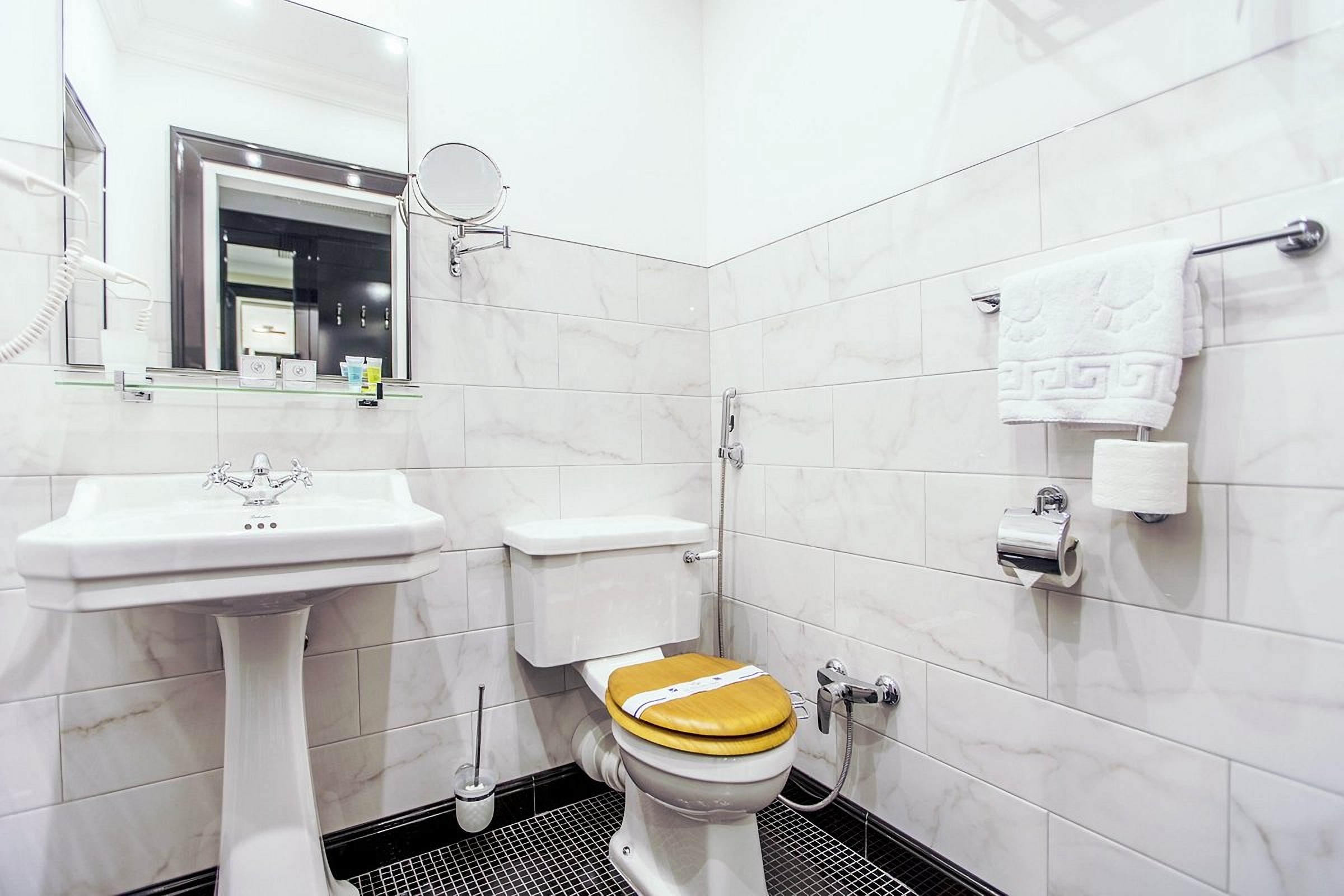 Nowoczesna łazienka w hotelu Wall Street w Odessie