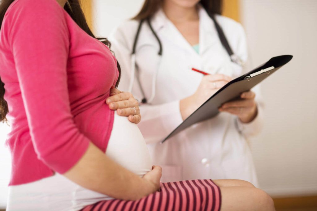 Kobieta w ciąży na wizycie lekarskiej w klinice medycyny reprodukcyjnej "Nadija"