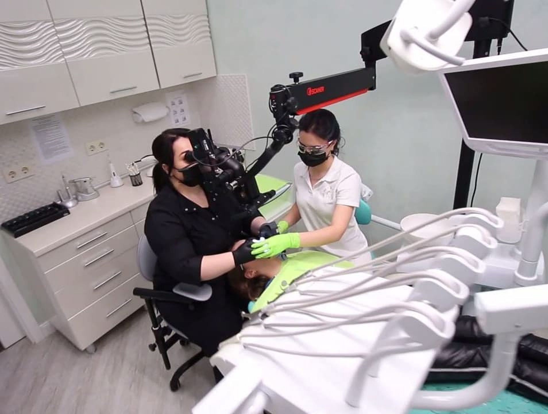 Nowoczesny mikroskop w klinice stomatologicznej TrioDent Odessa Ukraina