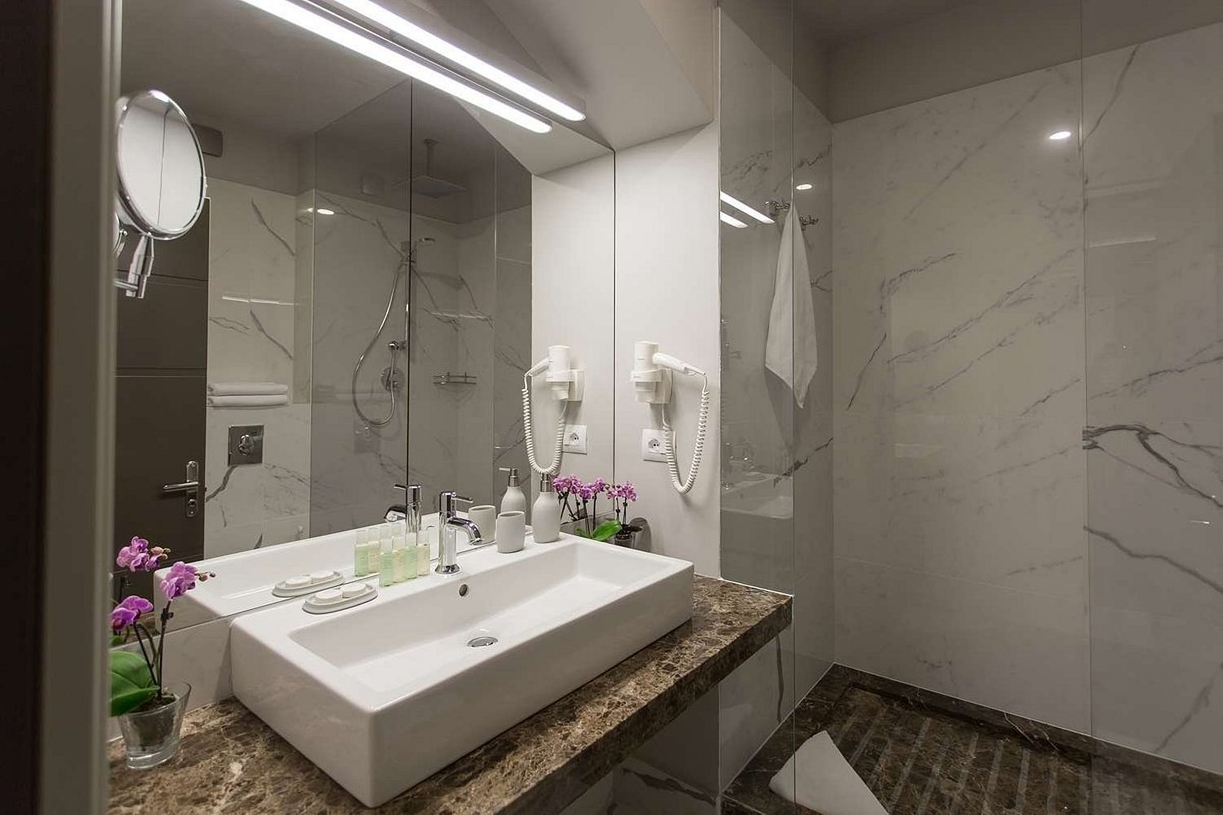 Umywalka w łazience w UNO Design Hotel Odessa Ukraina