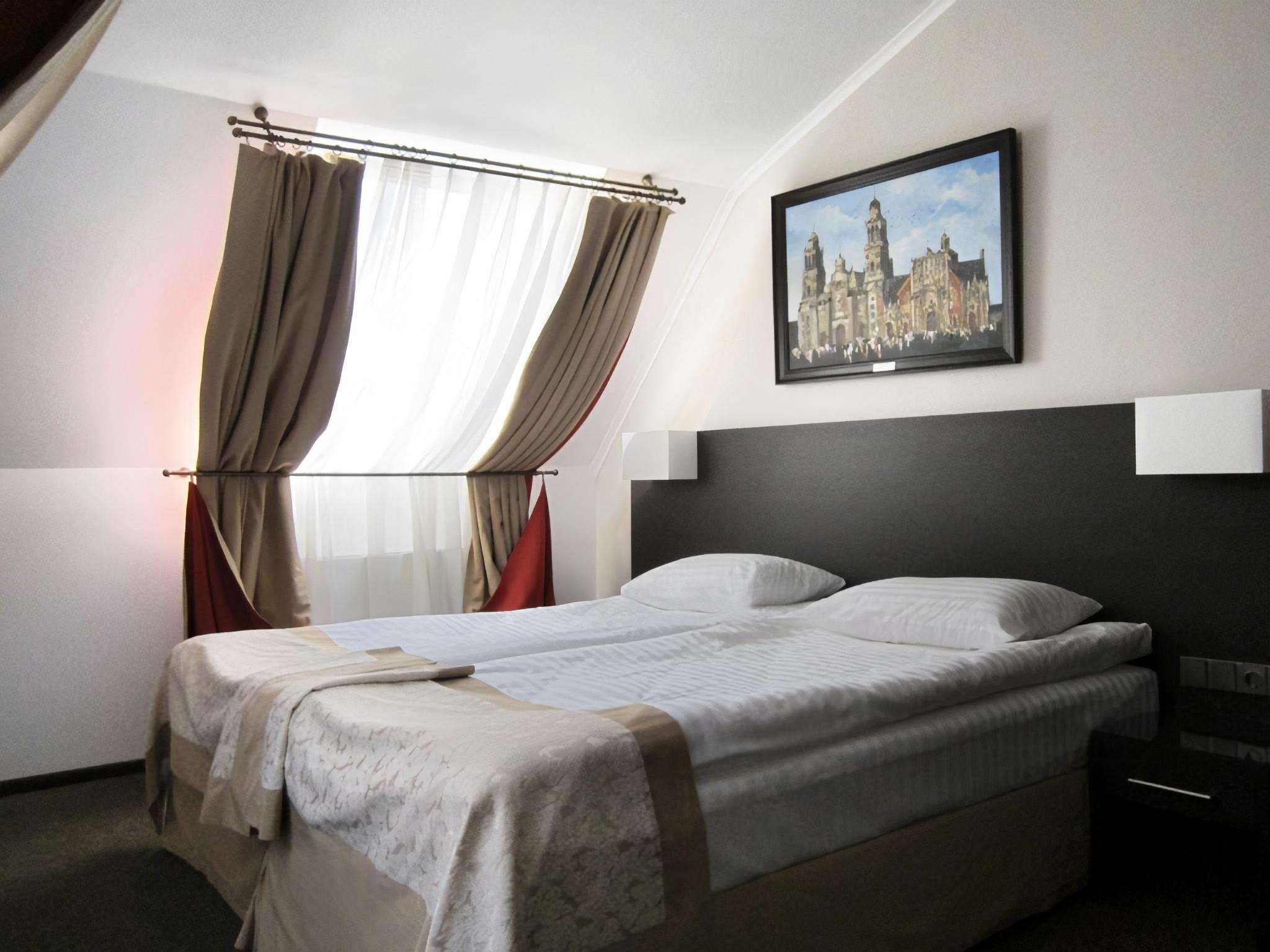 Duży pokój z łóżkiem kingowym w hotelu Reikartz w Charkowie